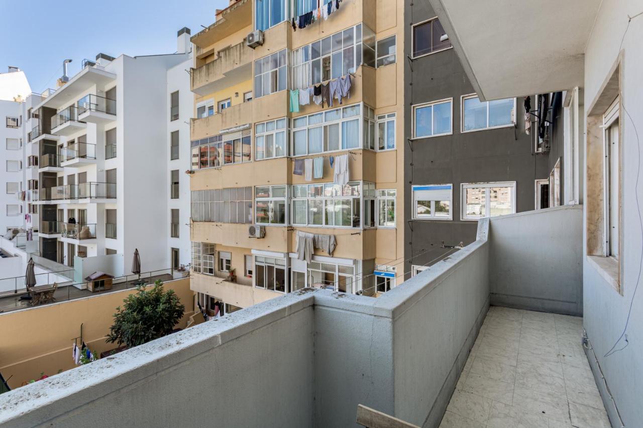 Joivy Striking Flat In Benfica Appartement