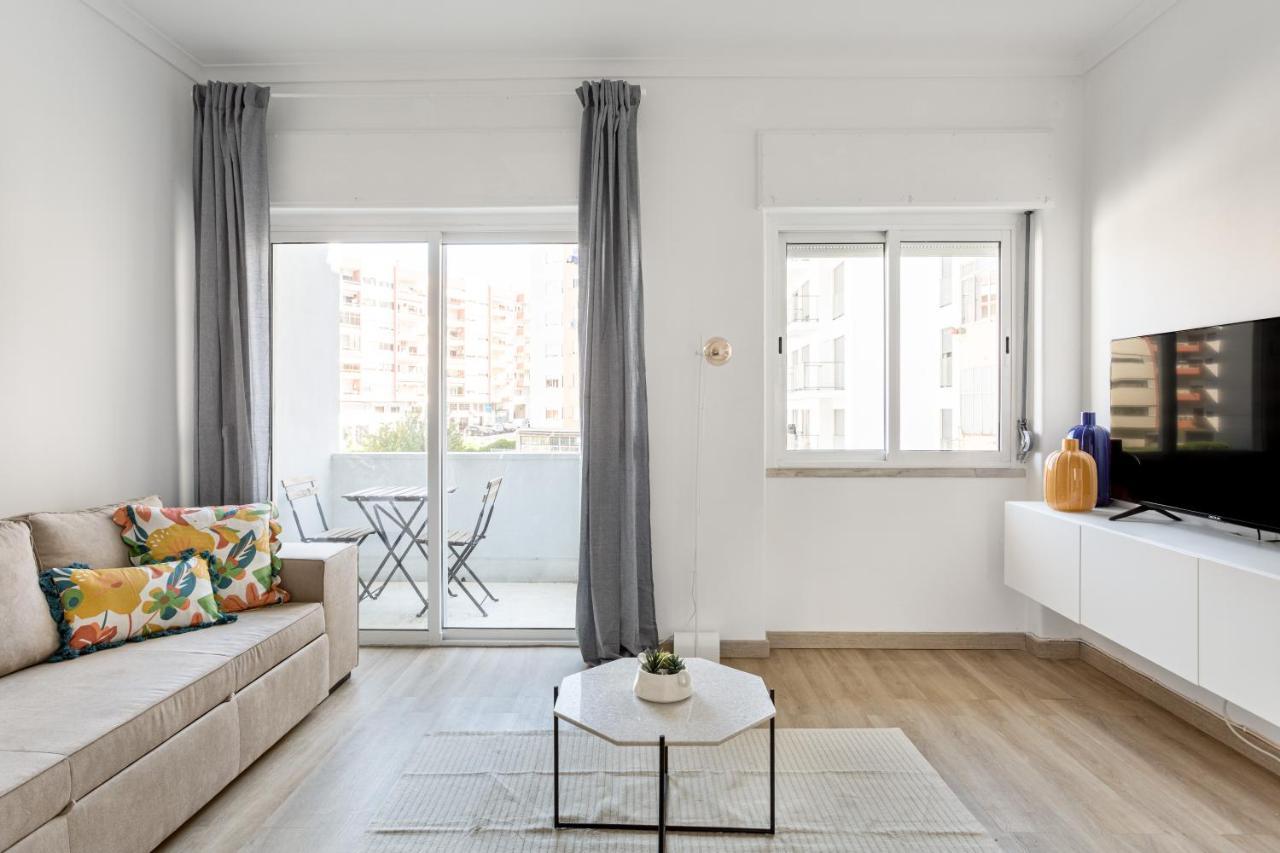 Joivy Striking Flat In Benfica Appartement